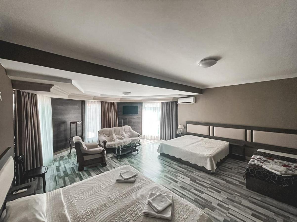 Discovery Hotel Кутаиси Экстерьер фото