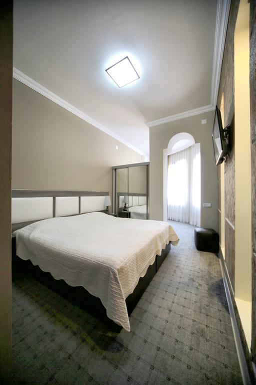Discovery Hotel Кутаиси Экстерьер фото